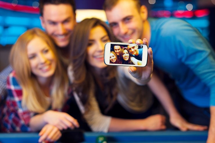 Antarmuka aplikasi mobile bbni 4d menampilkan meja live dealer dan pasar olahraga